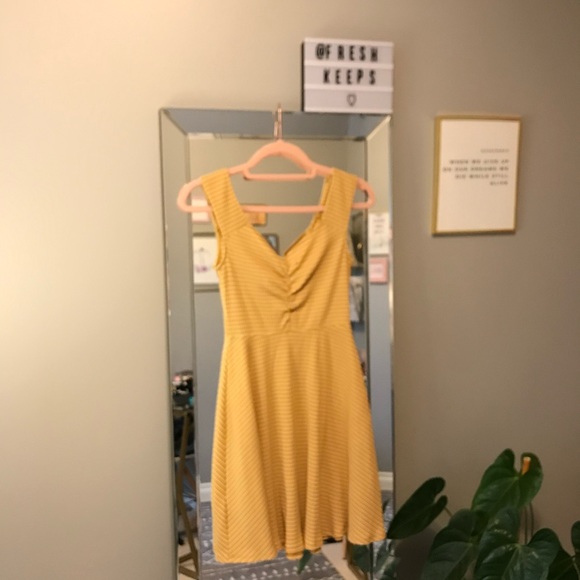 Mustard yellow stripped dress with cutout - Picture 4 of 4